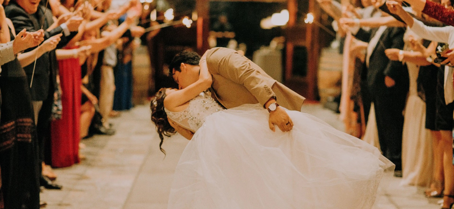 Deux personnes s'embrassant lors d'un mariage