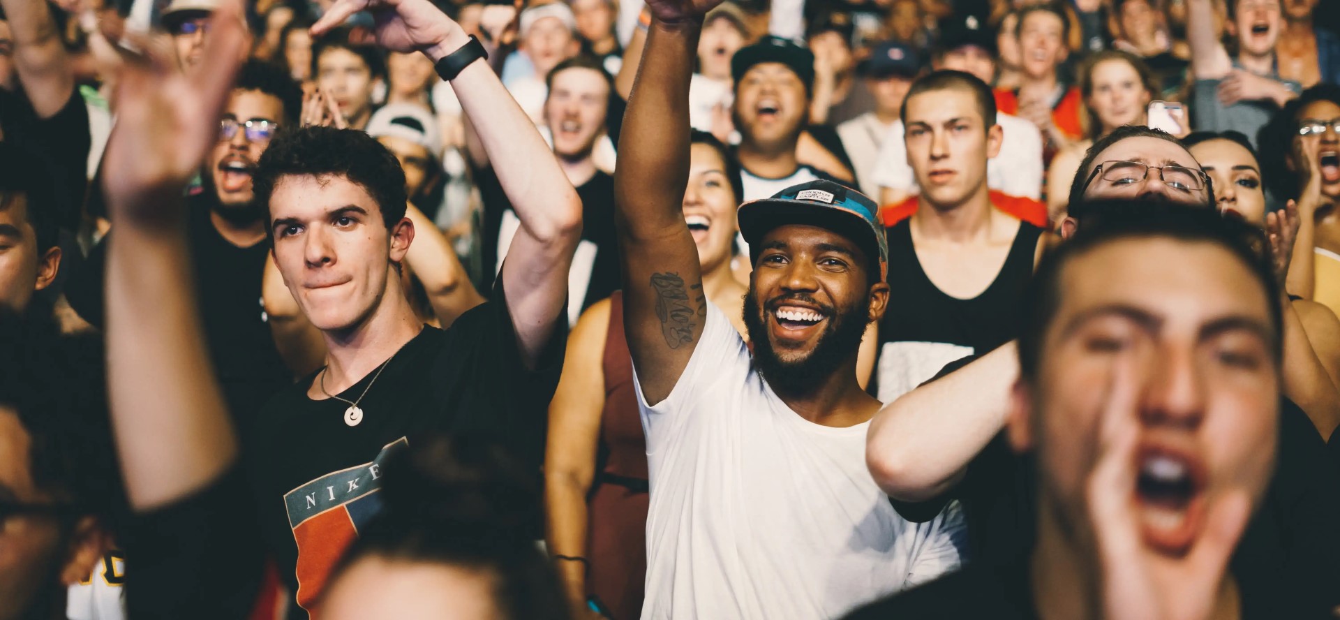 Des personnes dans le publique d'un concert